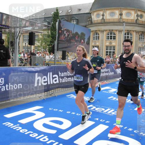 29.06.2025 - hella hamburg halbmarathon Michael Strokosch http://msf.ph/oto/8482657 29.06.2025 10:42:21 Ziel 1312, 1903, 2675, 6639, 6770, 7865, 9365, 13709, 13746, 13807, 14811, 14899, 15270, 15654, 16626, 16660, 17182, 18802 meine-sportfotos.de