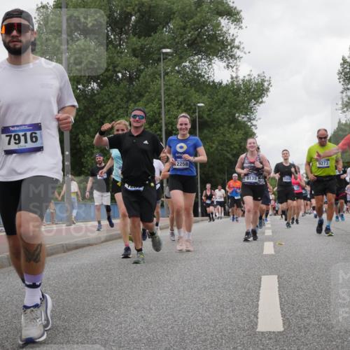 29.06.2025 - hella hamburg halbmarathon Luisa Fischer http://msf.ph/oto/8482701 29.06.2025 10:50:50 Kennedybrücke 7916, 2258, 9139, 15688, 185, 9273, 2211, 1618, 2211, 2491, 2500, 4342, 5700, 7240, 9758 meine-sportfotos.de