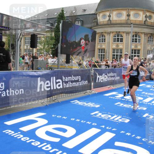 29.06.2025 - hella hamburg halbmarathon Michael Strokosch http://msf.ph/oto/8482774 29.06.2025 10:42:23 Ziel 1312, 1903, 2675, 6639, 6770, 7865, 11907, 13746, 13807, 14226, 14811, 15175, 15270, 15654, 16281, 16660, 17182, 18330 meine-sportfotos.de