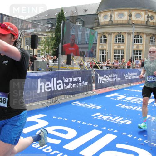 29.06.2025 - hella hamburg halbmarathon Michael Strokosch http://msf.ph/oto/8482911 29.06.2025 10:42:26 Ziel 1256, 1312, 1800, 2233, 2675, 3523, 6639, 6770, 7693, 11907, 13746, 13807, 14226, 15095, 15175, 15270, 15623, 15654, 16281, 17637, 17911, 18330 meine-sportfotos.de