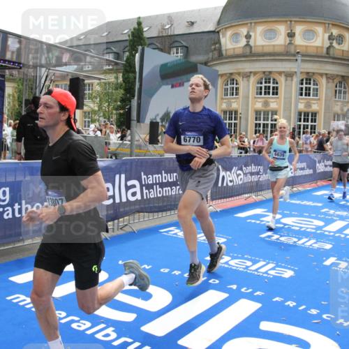 29.06.2025 - hella hamburg halbmarathon Michael Strokosch http://msf.ph/oto/8482954 29.06.2025 10:42:27 Ziel 1256, 1312, 1353, 1800, 2233, 3523, 6639, 6770, 7116, 7448, 7693, 7734, 11907, 13746, 13807, 14226, 15095, 15175, 15270, 15623, 15654, 16281, 17637, 17911, 18330 meine-sportfotos.de