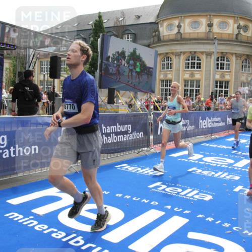 29.06.2025 - hella hamburg halbmarathon Michael Strokosch http://msf.ph/oto/8482988 29.06.2025 10:42:27 Ziel 1256, 1312, 1353, 1800, 2233, 3523, 6639, 6770, 7116, 7448, 7693, 7734, 11907, 13746, 13807, 14226, 15095, 15175, 15270, 15623, 15654, 16281, 17637, 17911, 18330 meine-sportfotos.de