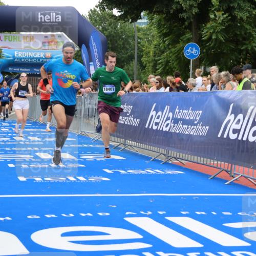 29.06.2025 - hella hamburg halbmarathon Strokosch-Dieckow http://msf.ph/oto/8483007 29.06.2025 10:45:24 Ziel 1697, 2367, 2415, 2470, 3186, 5706, 6831, 9105, 11469, 12277, 12643, 14062, 14703, 16725, 17499, 18407, 18638 meine-sportfotos.de
