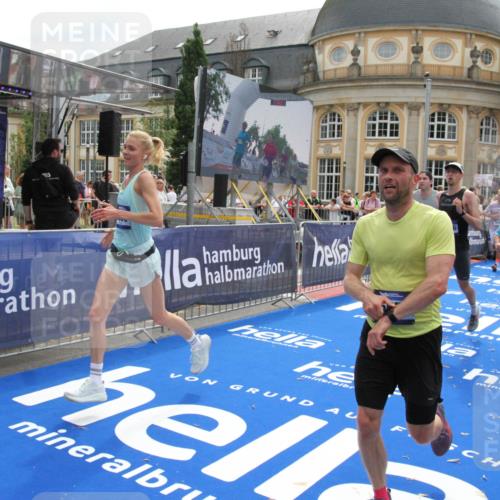 29.06.2025 - hella hamburg halbmarathon Michael Strokosch http://msf.ph/oto/8483011 29.06.2025 10:42:28 Ziel 1256, 1312, 1353, 1800, 1962, 2233, 3523, 6639, 6770, 7116, 7448, 7693, 7734, 11907, 13807, 14226, 15095, 15175, 15623, 15654, 16281, 17637, 17733, 17911, 18330 meine-sportfotos.de