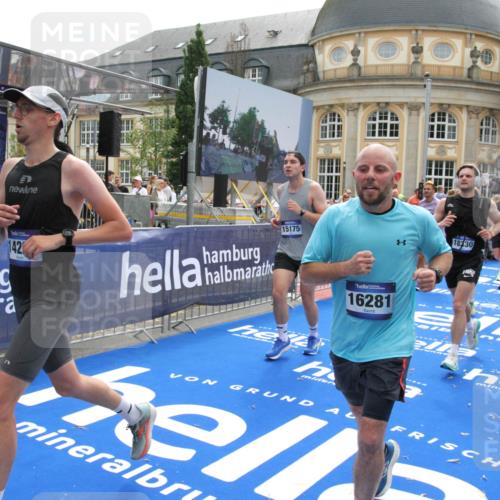29.06.2025 - hella hamburg halbmarathon Michael Strokosch http://msf.ph/oto/8483067 29.06.2025 10:42:29 Ziel 1209, 1256, 1353, 1800, 1962, 2233, 3523, 6639, 6770, 7116, 7448, 7693, 7734, 11907, 13446, 13807, 14226, 15095, 15175, 15623, 15654, 16281, 16333, 17637, 17733, 17911, 18330 meine-sportfotos.de