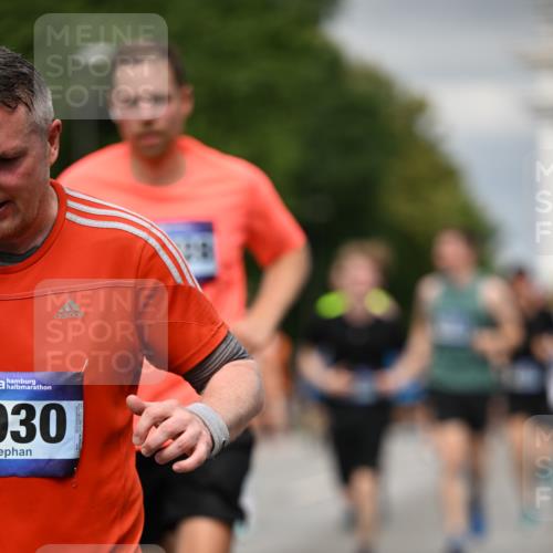 29.06.2025 - hella hamburg halbmarathon Dr. Thomas Lammeyer http://msf.ph/oto/8483074 29.06.2025 10:20:40 Kennedybrücke 1244, 1599, 1602, 1825, 2165, 2347, 2803, 2912, 3023, 3030, 3088, 3134, 3156, 3176, 3484, 3648, 3687, 4478, 4637, 5036, 6024, 6742, 6935, 7158, 7358, 7753, 7792, 7924, 7928, 8263, 8295, 8317, 8597, 8619, 8645, 8707, 8847, 8857, 9091, 9208, 9332, 9492, 9628, 9664, 9676, 9810, 9891, 10076, 10391, 10575, 11236, 11335, 11344, 11345, 11410, 11428 meine-sportfotos.de