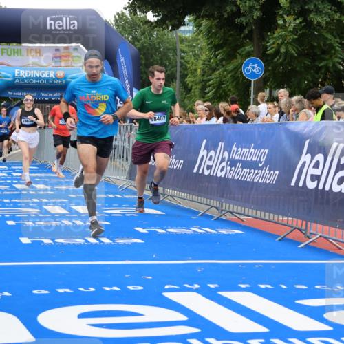 29.06.2025 - hella hamburg halbmarathon Strokosch-Dieckow http://msf.ph/oto/8483085 29.06.2025 10:45:24 Ziel 1697, 2367, 2415, 2470, 3186, 5706, 6831, 9105, 11469, 12277, 12643, 14062, 14703, 16725, 17499, 18407, 18638 meine-sportfotos.de