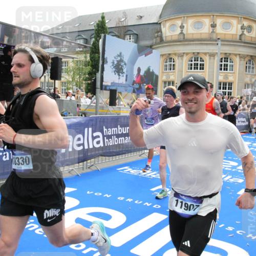 29.06.2025 - hella hamburg halbmarathon Michael Strokosch http://msf.ph/oto/8483117 29.06.2025 10:42:30 Ziel 1209, 1256, 1353, 1800, 1962, 2233, 3523, 6639, 7116, 7448, 7693, 7734, 11907, 13446, 14226, 15095, 15175, 15623, 15654, 16281, 16295, 16333, 17637, 17733, 17911, 18330, 18680 meine-sportfotos.de