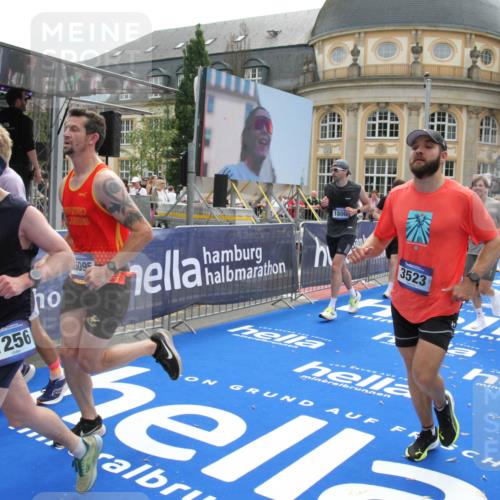 29.06.2025 - hella hamburg halbmarathon Michael Strokosch http://msf.ph/oto/8483127 29.06.2025 10:42:31 Ziel 1209, 1256, 1353, 1800, 1962, 2233, 3523, 7116, 7448, 7693, 7734, 11907, 13446, 14226, 15095, 15175, 15623, 16281, 16295, 16333, 17016, 17637, 17733, 17911, 18330, 18680 meine-sportfotos.de