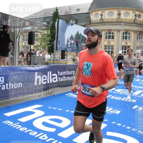 29.06.2025 - hella hamburg halbmarathon Michael Strokosch http://msf.ph/oto/8483153 29.06.2025 10:42:32 Ziel 1209, 1256, 1353, 1800, 1962, 2233, 3523, 7116, 7448, 7693, 7734, 11907, 13446, 15095, 15175, 15623, 16295, 16333, 17016, 17637, 17733, 17911, 18330, 18680 meine-sportfotos.de