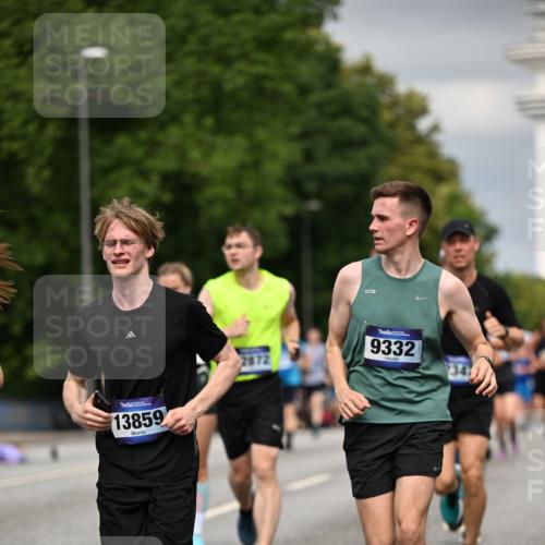 29.06.2025 - hella hamburg halbmarathon Dr. Thomas Lammeyer http://msf.ph/oto/8483188 29.06.2025 10:20:42 Kennedybrücke 1240, 1244, 1599, 1602, 1825, 2347, 2912, 3023, 3030, 3088, 3134, 3156, 3176, 3484, 3648, 3687, 4478, 5036, 6024, 6742, 6935, 7257, 7358, 7360, 7376, 7753, 7792, 7924, 7928, 8263, 8317, 8597, 8619, 8645, 8707, 8847, 8857, 9091, 9208, 9332, 9492, 9628, 9664, 9676, 9891, 10076, 10165, 10391, 10575, 11236, 11335, 11344, 11345, 11410, 11428 meine-sportfotos.de