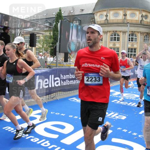 29.06.2025 - hella hamburg halbmarathon Michael Strokosch http://msf.ph/oto/8483227 29.06.2025 10:42:33 Ziel 1209, 1256, 1353, 1735, 1800, 1962, 2233, 3523, 7116, 7448, 7508, 7693, 7734, 13446, 15095, 15623, 16295, 16333, 17016, 17637, 17733, 17911, 18680 meine-sportfotos.de