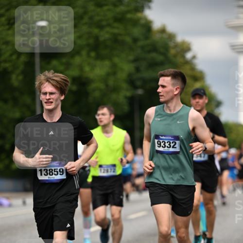 29.06.2025 - hella hamburg halbmarathon Dr. Thomas Lammeyer http://msf.ph/oto/8483257 29.06.2025 10:20:42 Kennedybrücke 1240, 1244, 1599, 1602, 1825, 2347, 2912, 3023, 3030, 3088, 3134, 3156, 3176, 3484, 3648, 3687, 4478, 5036, 6024, 6742, 6935, 7257, 7358, 7360, 7376, 7753, 7792, 7924, 7928, 8263, 8317, 8597, 8619, 8645, 8707, 8847, 8857, 9091, 9208, 9332, 9492, 9628, 9664, 9676, 9891, 10076, 10165, 10391, 10575, 11236, 11335, 11344, 11345, 11410, 11428 meine-sportfotos.de