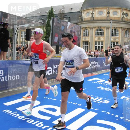 29.06.2025 - hella hamburg halbmarathon Michael Strokosch http://msf.ph/oto/8483305 29.06.2025 10:42:34 Ziel 1209, 1353, 1735, 1800, 1962, 2233, 4235, 7116, 7448, 7508, 7734, 13446, 15623, 16295, 16333, 17016, 17637, 17733, 17911, 18680 meine-sportfotos.de