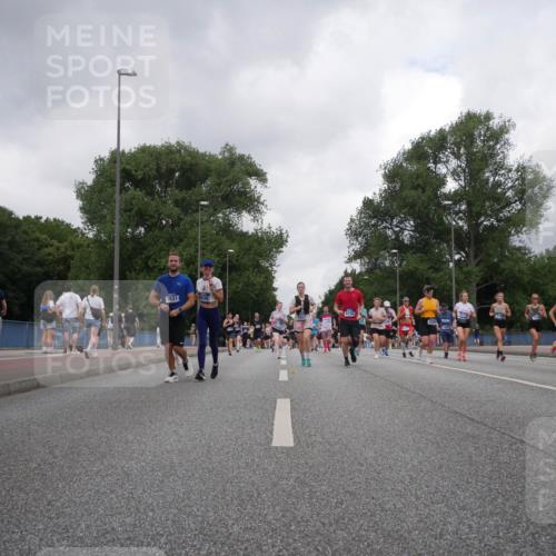 29.06.2025 - hella hamburg halbmarathon Luisa Fischer http://msf.ph/oto/8483313 29.06.2025 10:51:08 Kennedybrücke 7631, 1630, 1430, 1523, 2163, 2407, 2882, 3679, 4239, 4974, 5796, 6255, 6256, 6879, 8270, 9356, 10658, 10777 meine-sportfotos.de