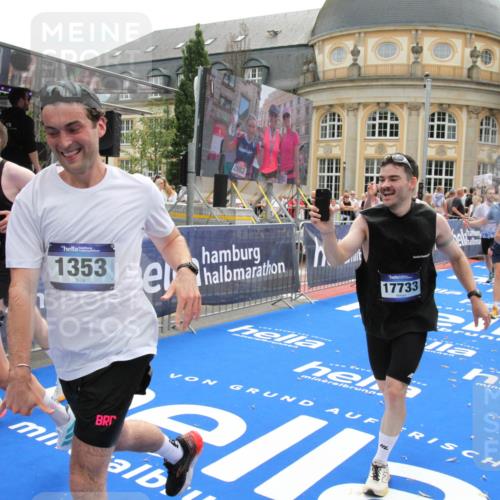 29.06.2025 - hella hamburg halbmarathon Michael Strokosch http://msf.ph/oto/8483328 29.06.2025 10:42:35 Ziel 1209, 1353, 1735, 1800, 1962, 4235, 7116, 7448, 7508, 7734, 13446, 16295, 16333, 17016, 17637, 17733, 17911, 18680 meine-sportfotos.de