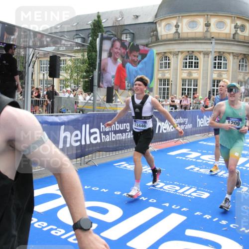 29.06.2025 - hella hamburg halbmarathon Michael Strokosch http://msf.ph/oto/8483386 29.06.2025 10:42:35 Ziel 1209, 1353, 1735, 1800, 1962, 4235, 7116, 7448, 7508, 7734, 13446, 16295, 16333, 17016, 17637, 17733, 17911, 18680 meine-sportfotos.de