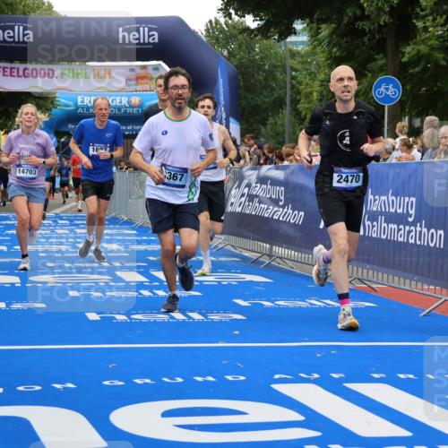 29.06.2025 - hella hamburg halbmarathon Strokosch-Dieckow http://msf.ph/oto/8483397 29.06.2025 10:45:21 Ziel 1697, 2188, 2367, 2470, 3186, 5706, 9105, 10064, 11469, 12277, 12643, 12783, 14703, 15563, 15636, 15741, 15760, 16513, 16725, 17499, 18407, 18638 meine-sportfotos.de