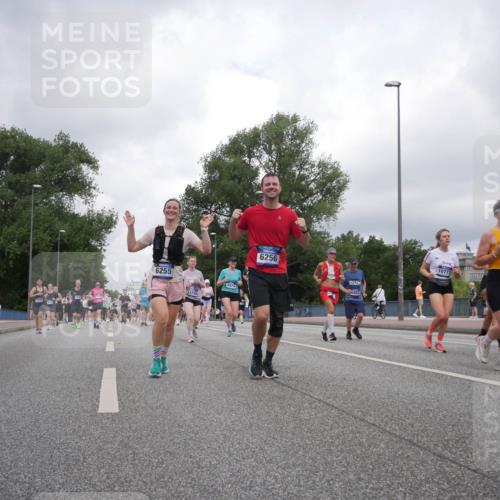 29.06.2025 - hella hamburg halbmarathon Luisa Fischer http://msf.ph/oto/8483419 29.06.2025 10:51:12 Kennedybrücke 1704, 6255, 11738, 4974, 6256, 2882, 10777, 935, 1434, 2163, 2407, 2418, 2882, 4974, 6255, 6256, 6879, 9018, 9356, 10075, 10777 meine-sportfotos.de