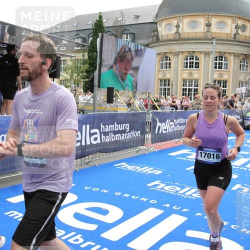 29.06.2025 - hella hamburg halbmarathon Michael Strokosch http://msf.ph/oto/8483529 29.06.2025 10:42:38 Ziel 1209, 1735, 4235, 7508, 13446, 13483, 16295, 16333, 17000, 17016, 18275, 18632, 18680 meine-sportfotos.de