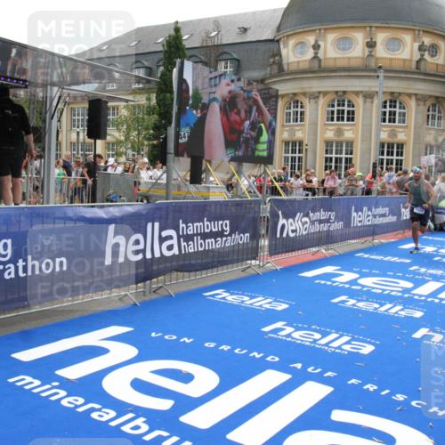 29.06.2025 - hella hamburg halbmarathon Michael Strokosch http://msf.ph/oto/8483541 29.06.2025 10:42:39 Ziel 1700, 1735, 4235, 7508, 13483, 16295, 17000, 17016, 18275, 18632, 18680 meine-sportfotos.de