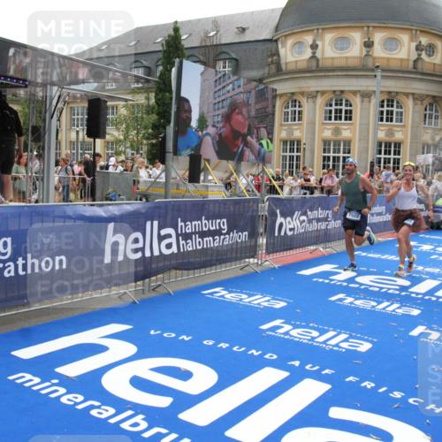 29.06.2025 - hella hamburg halbmarathon Michael Strokosch http://msf.ph/oto/8483574 29.06.2025 10:42:39 Ziel 1700, 1735, 4235, 7508, 13483, 16295, 17000, 17016, 18275, 18632, 18680 meine-sportfotos.de