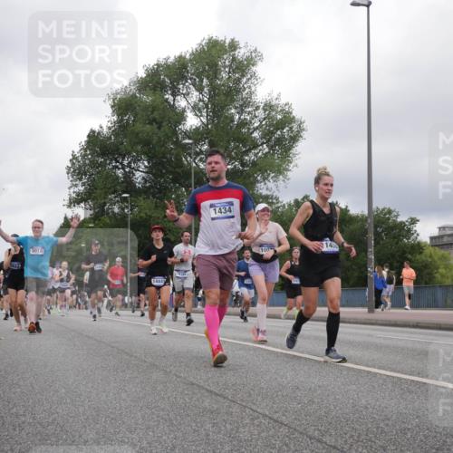 29.06.2025 - hella hamburg halbmarathon Luisa Fischer http://msf.ph/oto/8483584 29.06.2025 10:51:17 Kennedybrücke 15413, 5622, 9018, 1210, 14441, 19101, 1434, 1007, 1450, 12439, 241, 1045, 1434, 2195, 2418, 2882, 2994, 3468, 4037, 4588, 4974, 6879, 9018, 10075 meine-sportfotos.de