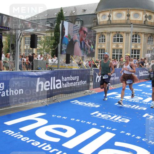 29.06.2025 - hella hamburg halbmarathon Michael Strokosch http://msf.ph/oto/8483605 29.06.2025 10:42:40 Ziel 1700, 1735, 4235, 7508, 13483, 17000, 17016, 18275, 18632 meine-sportfotos.de