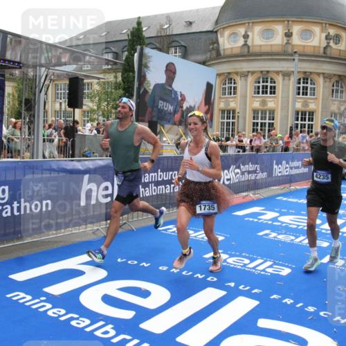 29.06.2025 - hella hamburg halbmarathon Michael Strokosch http://msf.ph/oto/8483635 29.06.2025 10:42:40 Ziel 1700, 1735, 4235, 7508, 13483, 17000, 17016, 18275, 18632 meine-sportfotos.de