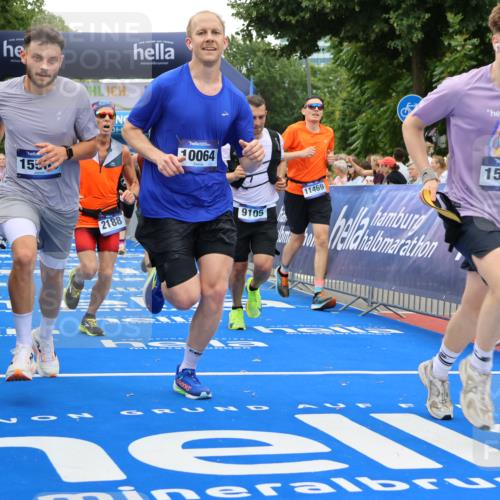29.06.2025 - hella hamburg halbmarathon Strokosch-Dieckow http://msf.ph/oto/8483654 29.06.2025 10:45:18 Ziel 1697, 2188, 2367, 2470, 3186, 5706, 6054, 6375, 9105, 10064, 11469, 12643, 12783, 14703, 15563, 15636, 15651, 15741, 15760, 16513, 17499, 18407 meine-sportfotos.de