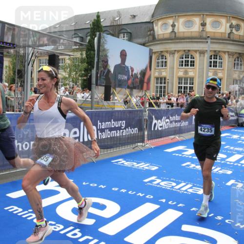 29.06.2025 - hella hamburg halbmarathon Michael Strokosch http://msf.ph/oto/8483681 29.06.2025 10:42:40 Ziel 1700, 1735, 4235, 7508, 13483, 17000, 17016, 18275, 18632 meine-sportfotos.de