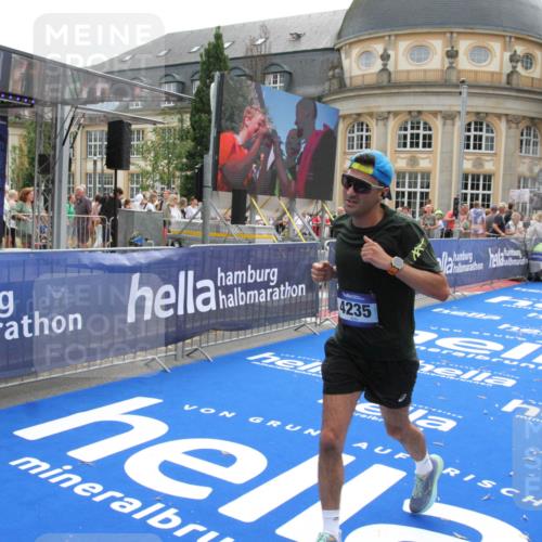29.06.2025 - hella hamburg halbmarathon Michael Strokosch http://msf.ph/oto/8483722 29.06.2025 10:42:41 Ziel 1700, 1735, 4235, 7508, 9371, 9534, 13483, 17000, 18275, 18632 meine-sportfotos.de