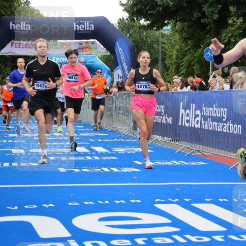 29.06.2025 - hella hamburg halbmarathon Strokosch-Dieckow http://msf.ph/oto/8483760 29.06.2025 10:45:15 Ziel 2188, 2367, 2470, 3186, 5706, 6054, 6375, 6575, 6819, 7087, 9105, 9302, 10064, 11469, 12783, 15563, 15636, 15651, 15741, 15760, 16513, 16685, 17120, 17499, 17960, 18346, 18718 meine-sportfotos.de