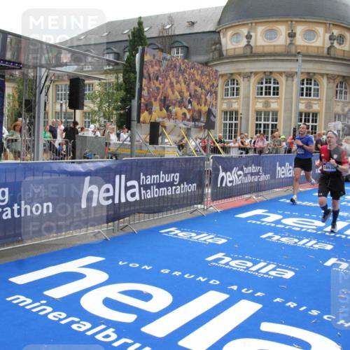 29.06.2025 - hella hamburg halbmarathon Michael Strokosch http://msf.ph/oto/8483811 29.06.2025 10:42:42 Ziel 1700, 1735, 4235, 7508, 9371, 9534, 13483, 17000, 18275, 18632 meine-sportfotos.de