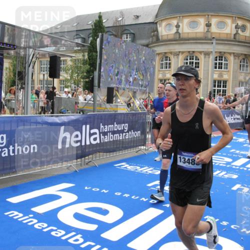 29.06.2025 - hella hamburg halbmarathon Michael Strokosch http://msf.ph/oto/8483837 29.06.2025 10:42:43 Ziel 1700, 4235, 9371, 9534, 13483, 17000, 18275, 18632 meine-sportfotos.de
