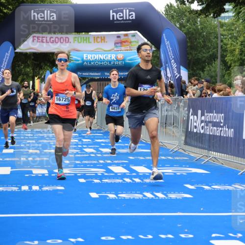 29.06.2025 - hella hamburg halbmarathon Strokosch-Dieckow http://msf.ph/oto/8483865 29.06.2025 10:45:28 Ziel 1697, 2138, 2415, 3186, 5623, 6831, 8374, 8668, 11469, 12154, 12277, 12643, 14062, 14703, 15666, 16725, 17499, 18407, 18638, 18878 meine-sportfotos.de