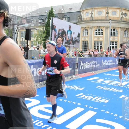 29.06.2025 - hella hamburg halbmarathon Michael Strokosch http://msf.ph/oto/8483877 29.06.2025 10:42:44 Ziel 1700, 9371, 9534, 13483, 17000, 18275, 18632 meine-sportfotos.de