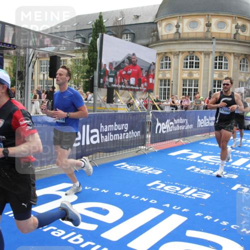29.06.2025 - hella hamburg halbmarathon Michael Strokosch http://msf.ph/oto/8483905 29.06.2025 10:42:44 Ziel 1700, 9371, 9534, 13483, 17000, 18275, 18632 meine-sportfotos.de
