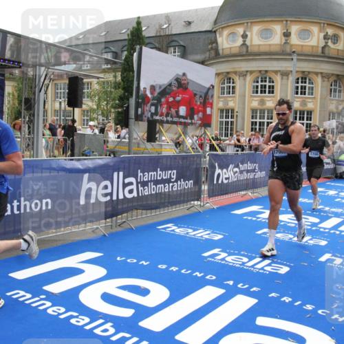 29.06.2025 - hella hamburg halbmarathon Michael Strokosch http://msf.ph/oto/8483913 29.06.2025 10:42:44 Ziel 1700, 9371, 9534, 13483, 17000, 18275, 18632 meine-sportfotos.de