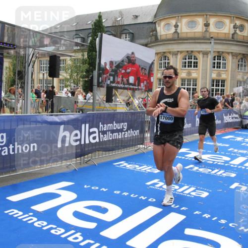 29.06.2025 - hella hamburg halbmarathon Michael Strokosch http://msf.ph/oto/8483925 29.06.2025 10:42:45 Ziel 1700, 9371, 9534, 13483, 13725, 17000, 18275, 18632 meine-sportfotos.de