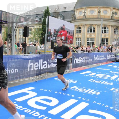 29.06.2025 - hella hamburg halbmarathon Michael Strokosch http://msf.ph/oto/8483943 29.06.2025 10:42:46 Ziel 1700, 9371, 9534, 13725, 14560, 17000, 18275 meine-sportfotos.de
