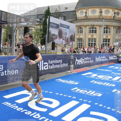 29.06.2025 - hella hamburg halbmarathon Michael Strokosch http://msf.ph/oto/8483962 29.06.2025 10:42:46 Ziel 1700, 9371, 9534, 13725, 14560, 17000, 18275 meine-sportfotos.de