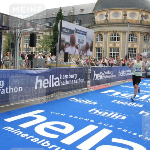 29.06.2025 - hella hamburg halbmarathon Michael Strokosch http://msf.ph/oto/8483982 29.06.2025 10:42:47 Ziel 1700, 7105, 9371, 9534, 13725, 14560, 14813, 17000 meine-sportfotos.de