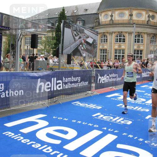 29.06.2025 - hella hamburg halbmarathon Michael Strokosch http://msf.ph/oto/8484020 29.06.2025 10:42:48 Ziel 1700, 7105, 9371, 9534, 13725, 14560, 14813, 15297, 15301, 15851 meine-sportfotos.de
