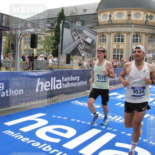 29.06.2025 - hella hamburg halbmarathon Michael Strokosch http://msf.ph/oto/8484032 29.06.2025 10:42:48 Ziel 1700, 7105, 9371, 9534, 13725, 14560, 14813, 15297, 15301, 15851 meine-sportfotos.de
