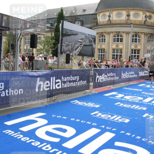 29.06.2025 - hella hamburg halbmarathon Michael Strokosch http://msf.ph/oto/8484059 29.06.2025 10:42:50 Ziel 5011, 7105, 9371, 9534, 13398, 13725, 14447, 14560, 14813, 15297, 15301, 15851 meine-sportfotos.de
