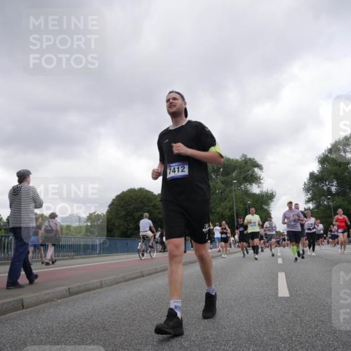 29.06.2025 - hella hamburg halbmarathon Luisa Fischer http://msf.ph/oto/8484154 29.06.2025 10:51:30 Kennedybrücke 7412, 8310, 1246, 1639, 1645, 2148, 2627, 2704, 3504, 3933, 4856, 5886, 7412, 7970, 8310, 8948, 9696 meine-sportfotos.de