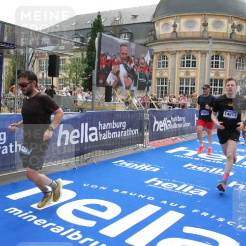 29.06.2025 - hella hamburg halbmarathon Michael Strokosch http://msf.ph/oto/8484175 29.06.2025 10:42:53 Ziel 5011, 5477, 7105, 13398, 13725, 14447, 14560, 14813, 15297, 15301, 15851, 18559, 18659 meine-sportfotos.de