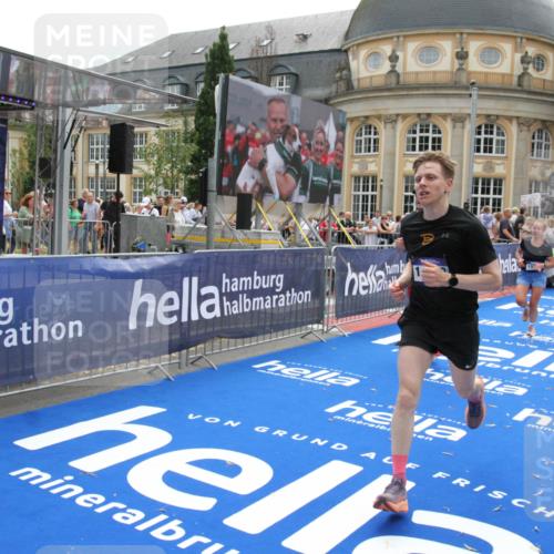 29.06.2025 - hella hamburg halbmarathon Michael Strokosch http://msf.ph/oto/8484192 29.06.2025 10:42:54 Ziel 5011, 5477, 7105, 13398, 13725, 14447, 14560, 14813, 14849, 15297, 15301, 15851, 18559, 18659 meine-sportfotos.de