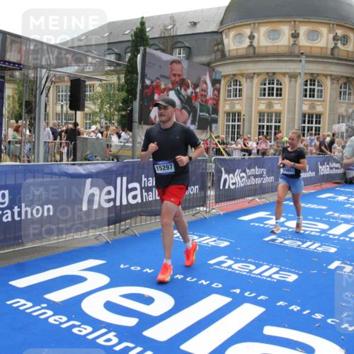 29.06.2025 - hella hamburg halbmarathon Michael Strokosch http://msf.ph/oto/8484237 29.06.2025 10:42:54 Ziel 5011, 5477, 7105, 13398, 13725, 14447, 14560, 14813, 14849, 15297, 15301, 15851, 18559, 18659 meine-sportfotos.de